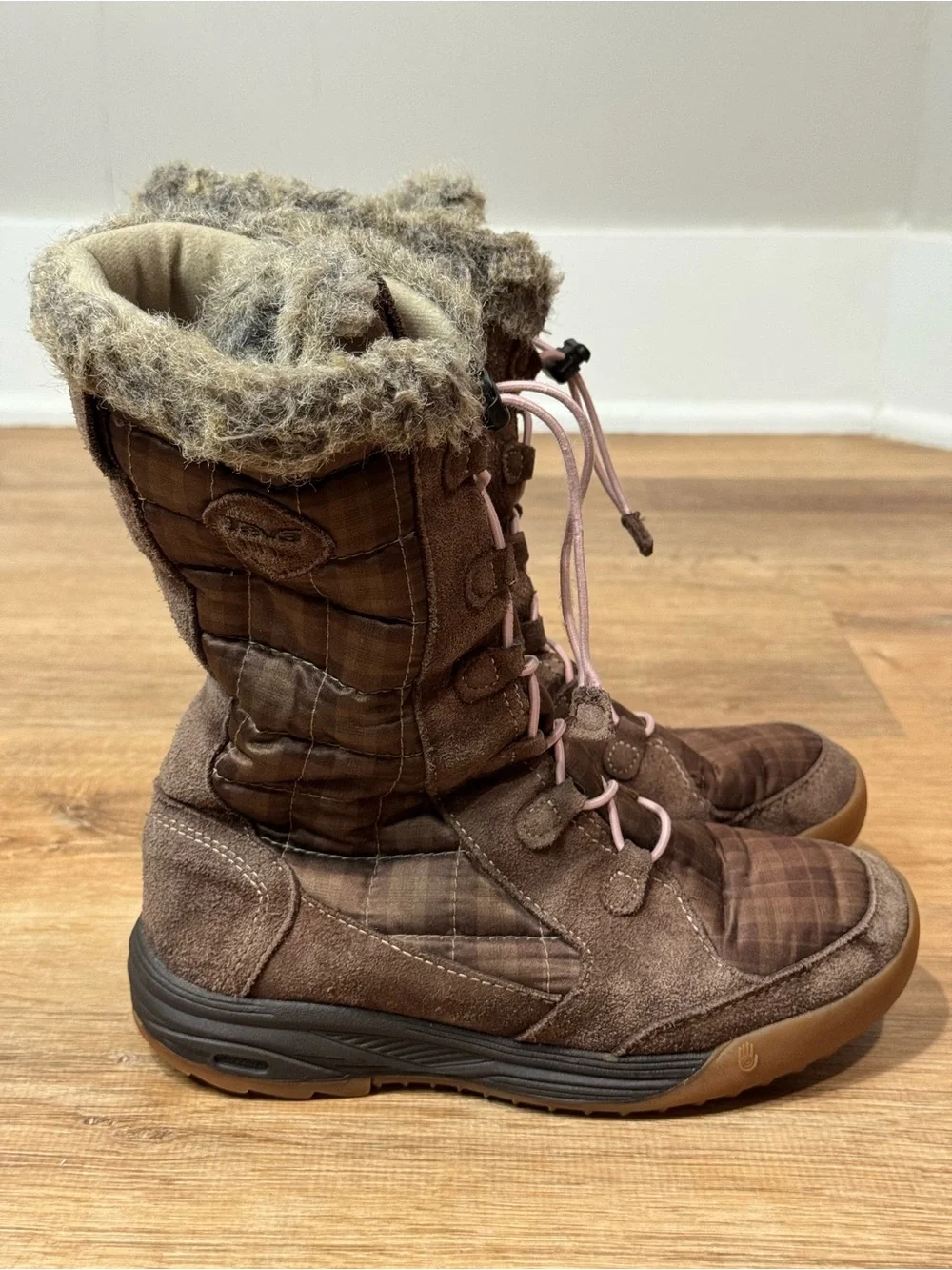 Teva Girls Brown Winter Boots with Pink Laces Size 3